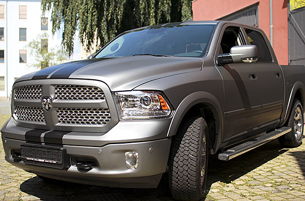 Vollfolierung Dodge Ram + Ralleystreifen